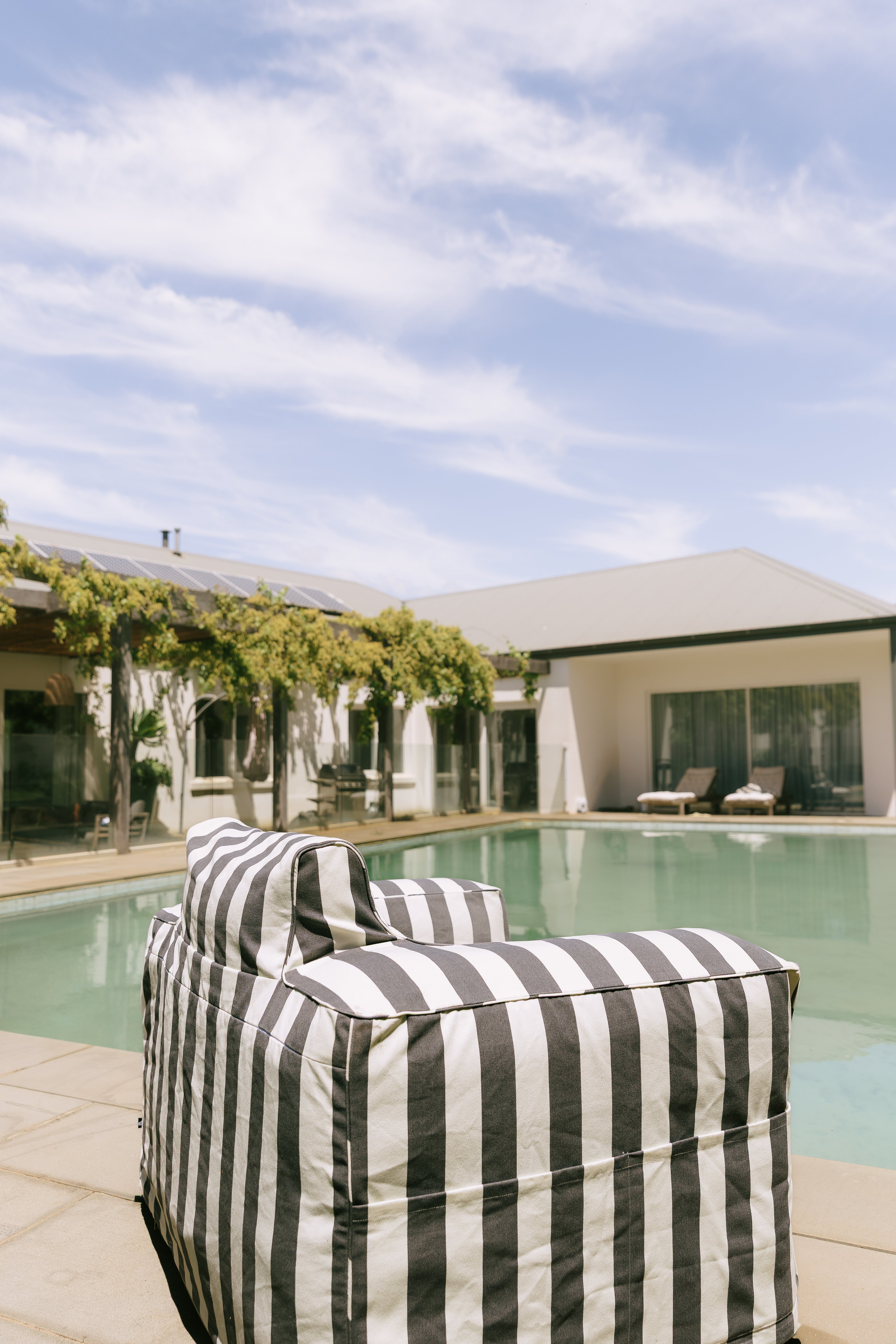 The Clouded Couch Single - Hamptons